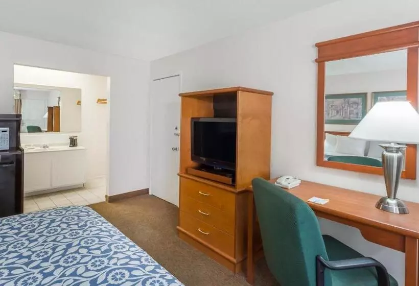 ２ダブルベッドのスタンダードルーム, Days Inn By Wyndham Fort Myers Springs Resort