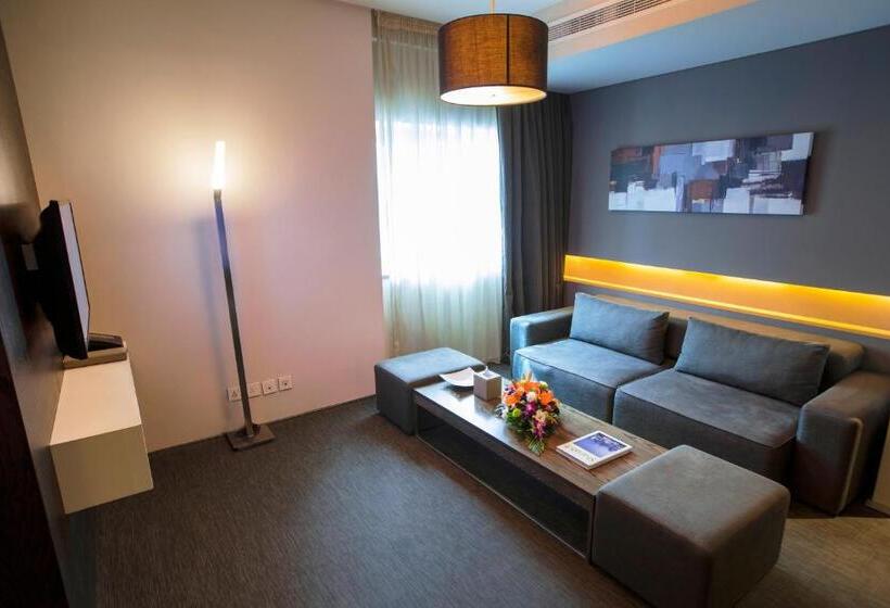 سوییت جونیور, 72 Sharjah Waterfront