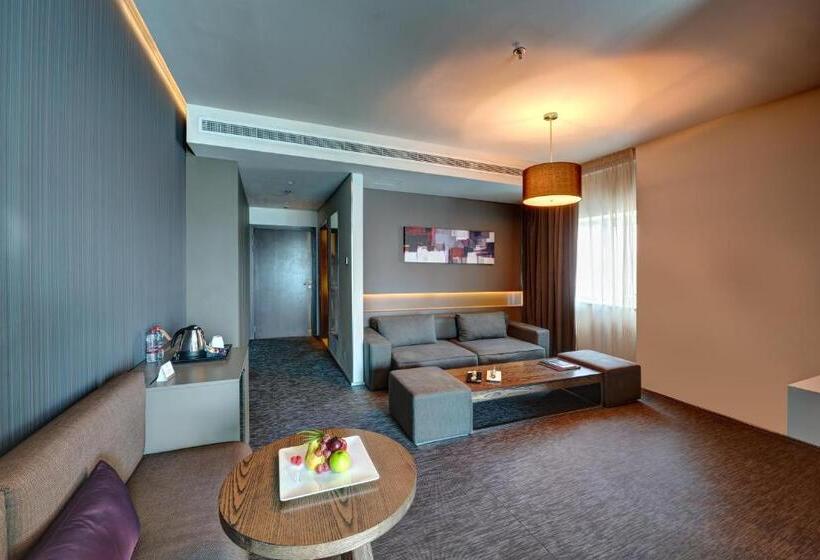 Полулюкс, 72 Sharjah Waterfront