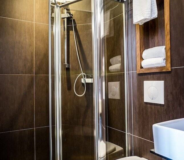 اتاق استاندارد با چشم‌انداز, Art Hotel Eiffel