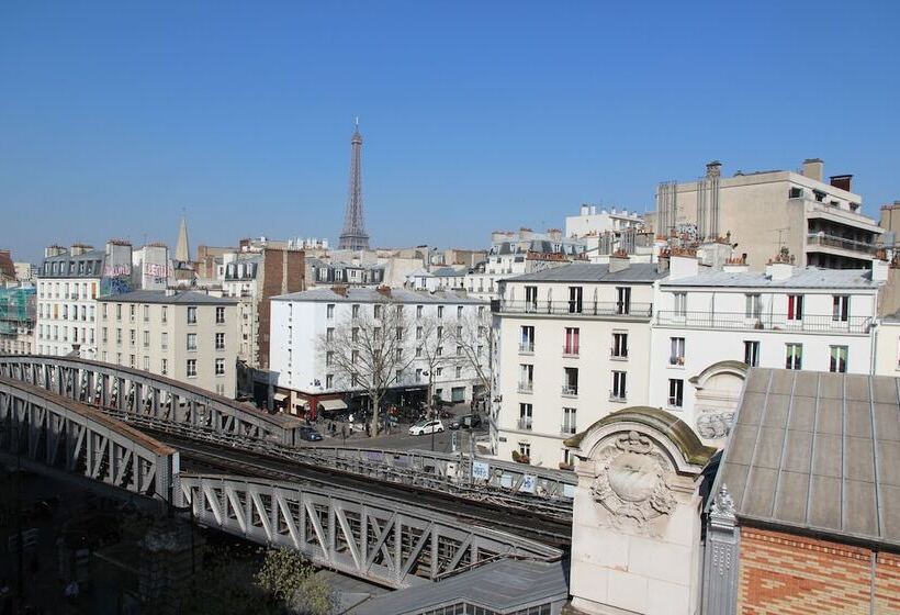 اتاق استاندارد با چشم‌انداز, Art Hotel Eiffel