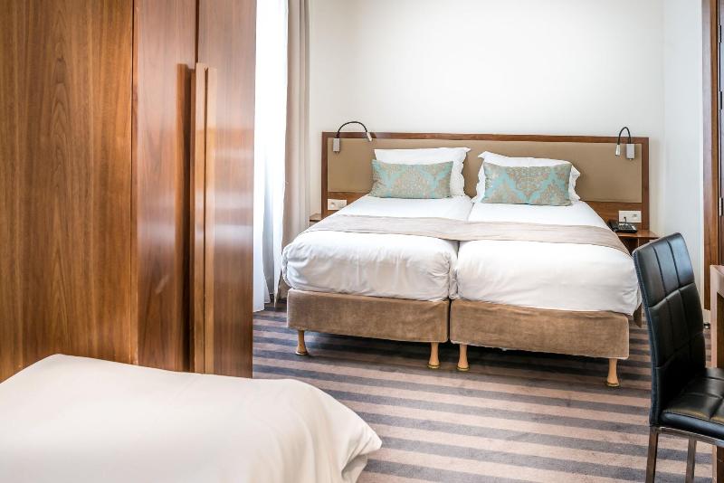 اتاق استاندارد سه نفره, Art Hotel Eiffel