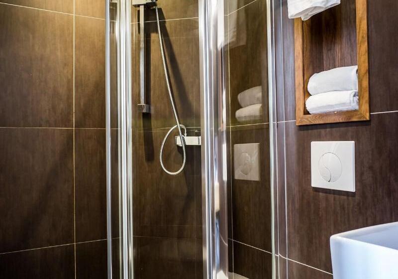 اتاق استاندارد سه نفره, Art Hotel Eiffel