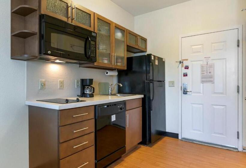 جناح, Candlewood Suites Reading, An Ihg