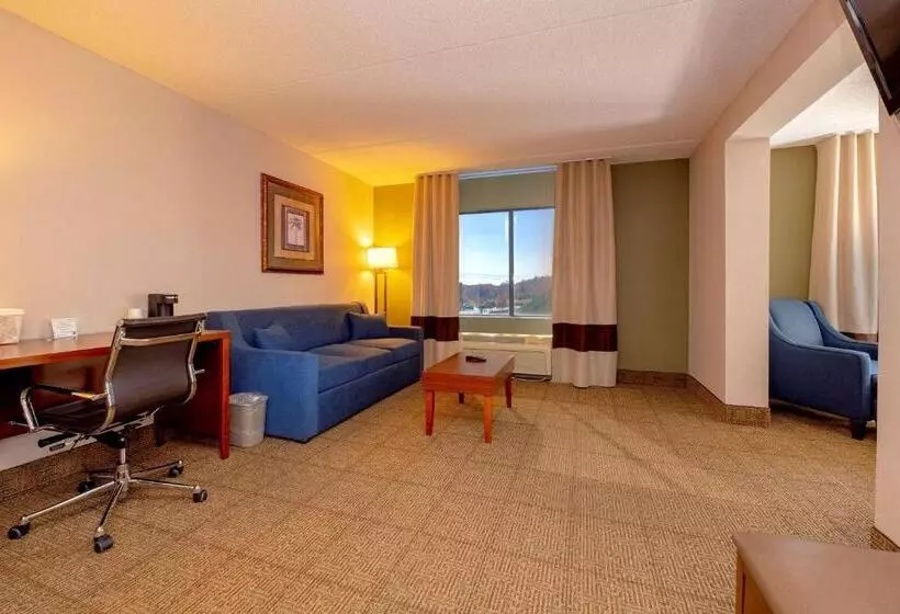 キングサイズベッドのスイートルーム, Comfort Inn Near Quantico Main Gate North