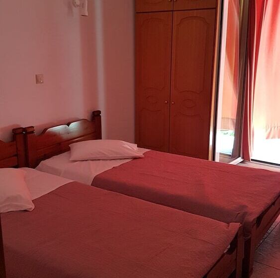 חדר סטנדרט לשלושה, Orfeas