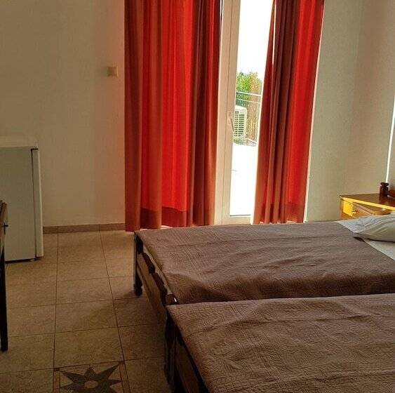 חדר משפחתי, Orfeas