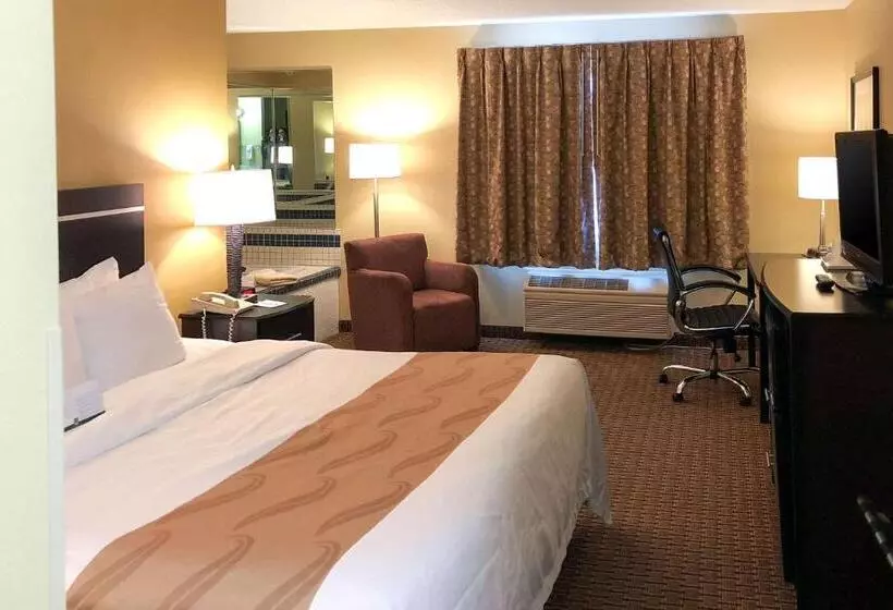 キングサイズベッドのスイートルーム, Quality Inn & Suites Sun Prairie Madison East