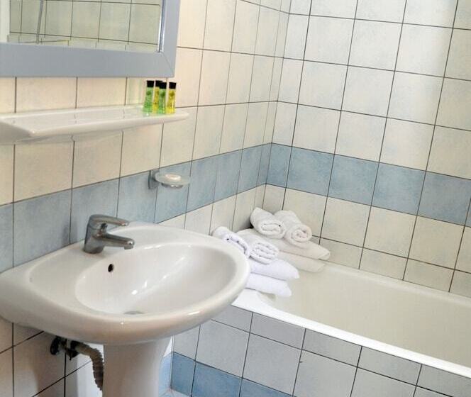 庭の見えるスタンダードトリプルルーム, Koni Village