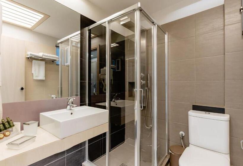 غرفة سوبيريور ثلاثية مطلّة علي البحر, Palm Beach Hotel Apartments