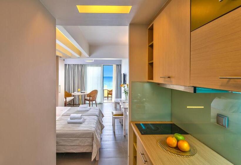 غرفة سوبيريور ثلاثية مطلّة علي البحر, Palm Beach Hotel Apartments