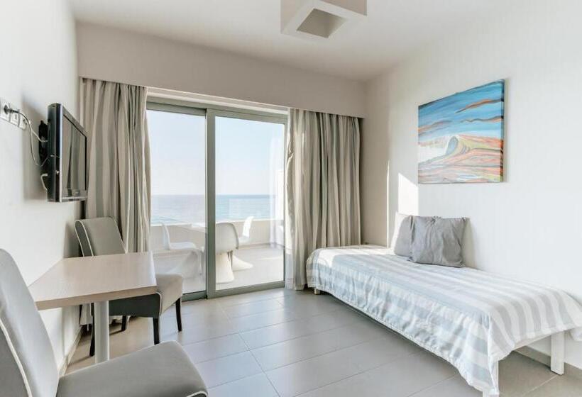 غرفة سوبيريور ثلاثية مطلّة علي البحر, Palm Beach Hotel Apartments