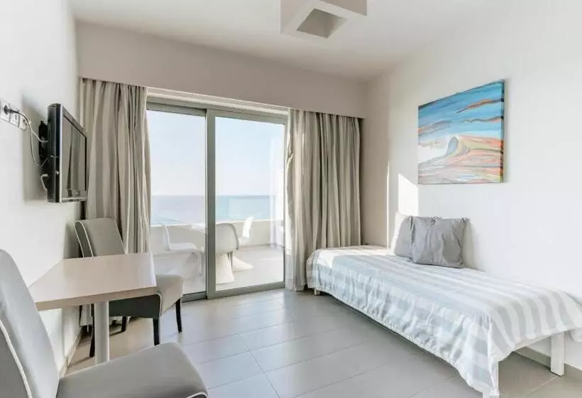 オーシャンビューのスーペリアトリプルルーム, Palm Beach Hotel Apartments