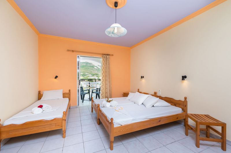 استودیوی استاندارد, Athina Apartments