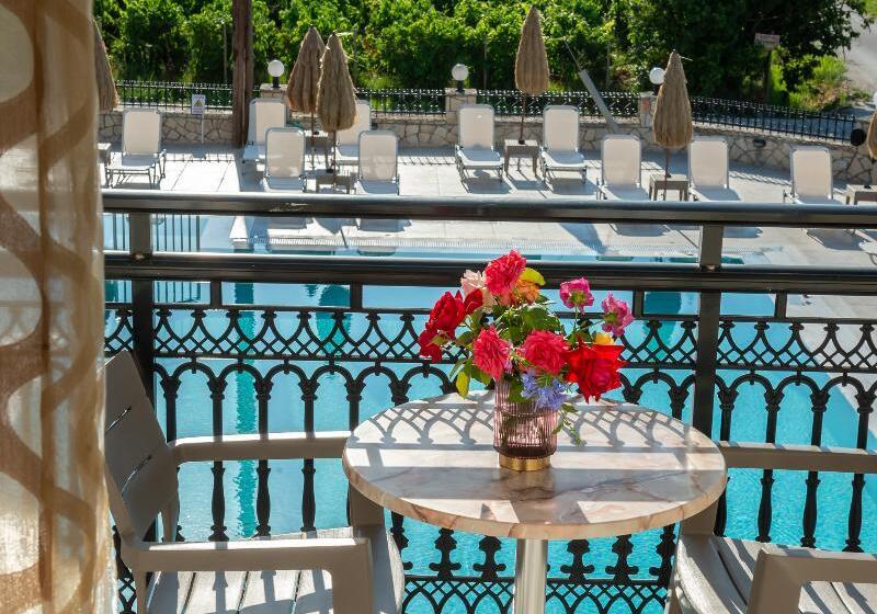 استودیوی استاندارد, Athina Apartments