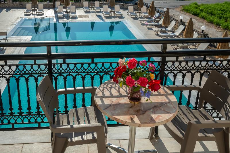 استودیوی استاندارد, Athina Apartments