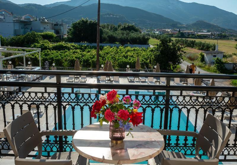 استودیوی استاندارد, Athina Apartments