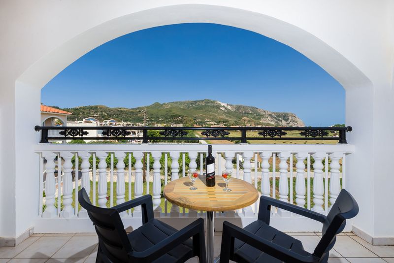 استودیوی استاندارد, Athina Apartments