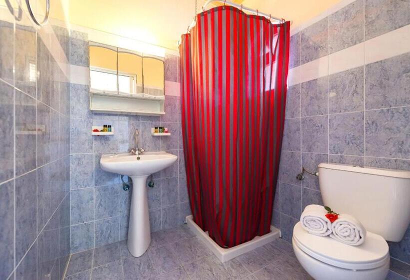 استودیوی استاندارد, Athina Apartments