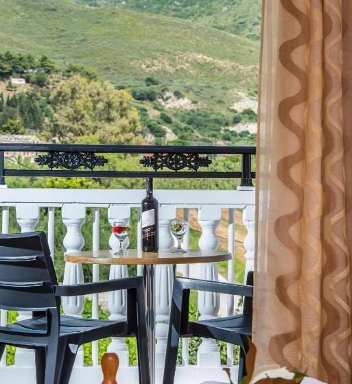 استودیوی استاندارد, Athina Apartments