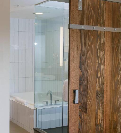 جناح جونيور, Epicurean Hotel, Autograph Collection