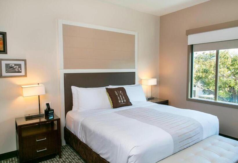 جناح جونيور, Epicurean Hotel, Autograph Collection