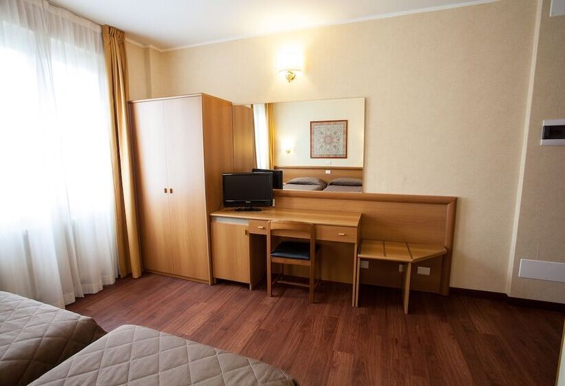 标准三人间, Esperia