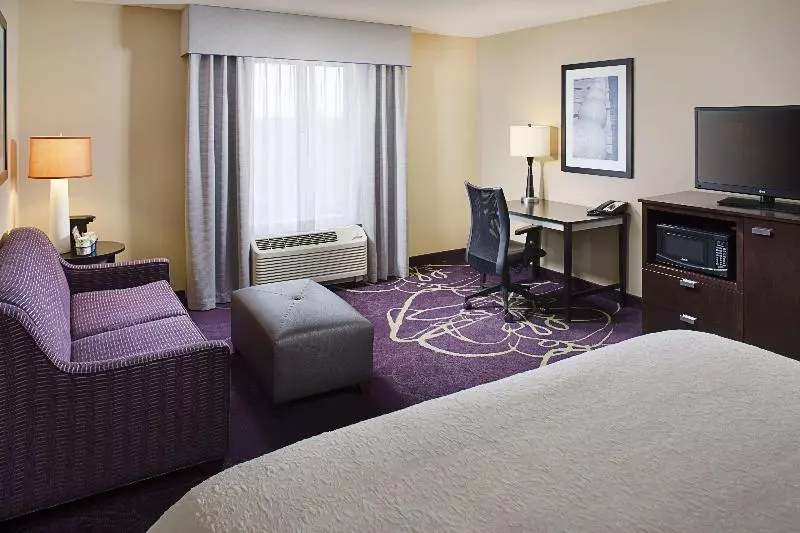 キングサイズベッドのスタンダードルーム, Hampton Inn & Suites Lansing West
