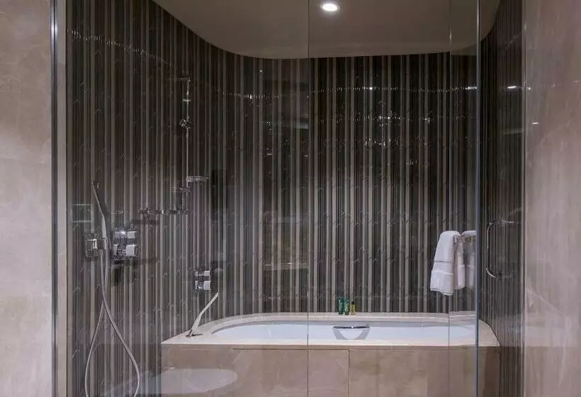 Executive Suite King Bed, Hilton Istanbul Kozyatagi
