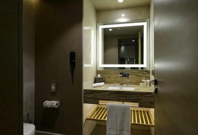 带双人大床的行政管理套房, Hilton Istanbul Kozyatagi