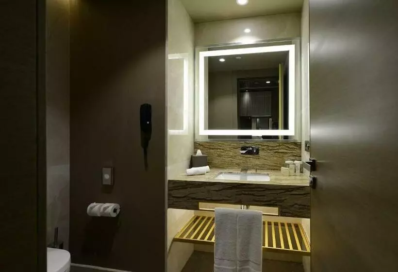 Executive Suite King Bed, Hilton Istanbul Kozyatagi