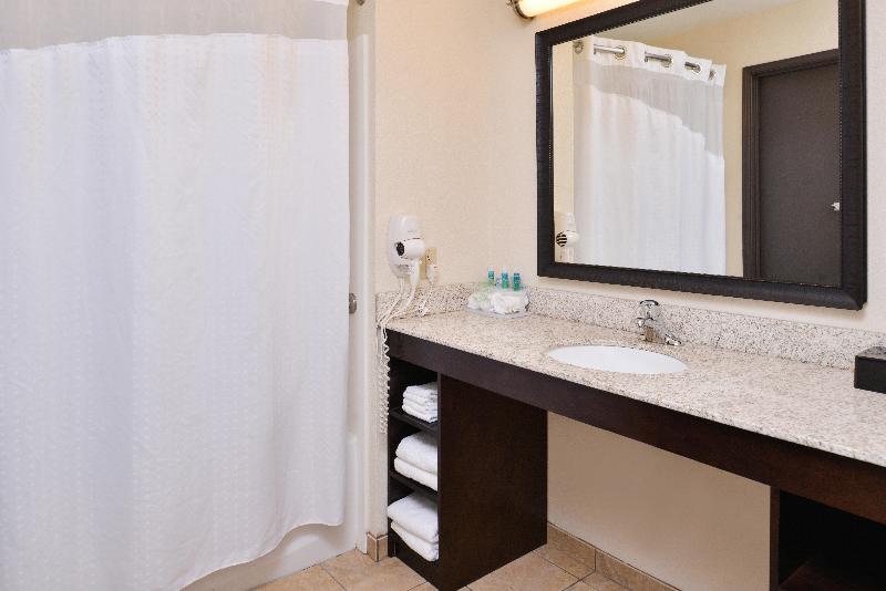 Номер Стандарт Кровать Кинг Адаптированный для Инвалидов, Holiday Inn Express & Suites Emporia Northwest, An Ihg