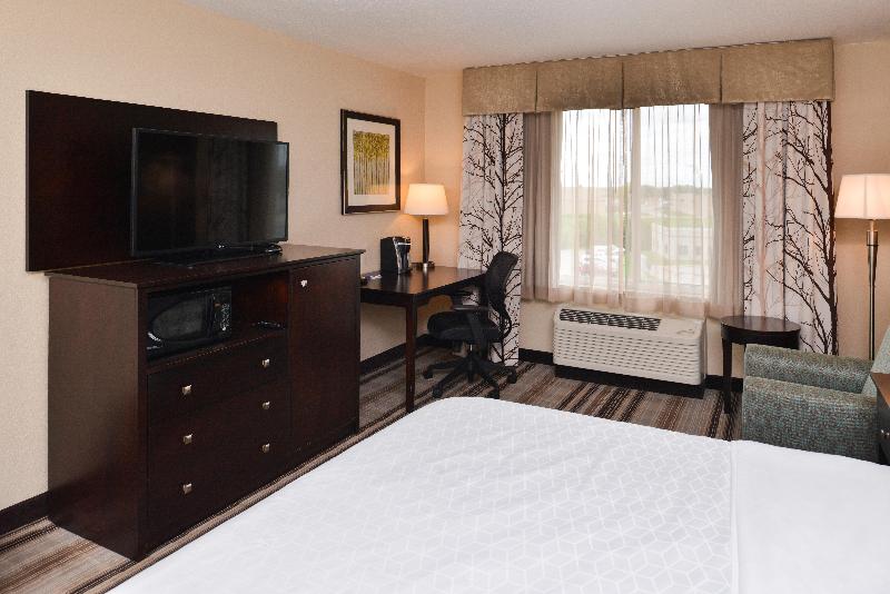 Номер Стандарт Кровать Кинг Адаптированный для Инвалидов, Holiday Inn Express & Suites Emporia Northwest, An Ihg