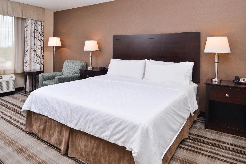 חדר סטנדרט עם מיטת קינג, Holiday Inn Express & Suites Emporia Northwest, An Ihg