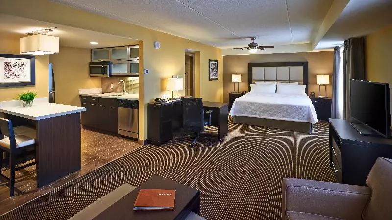 キングサイズベッドのスイートルーム, Homewood Suites By Hilton Hamilton, Ontario, Canada