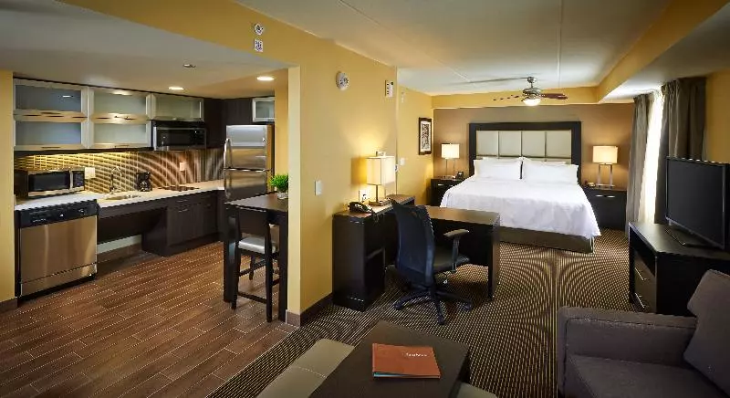 キングサイズベッドのスイートルーム, Homewood Suites By Hilton Hamilton, Ontario, Canada