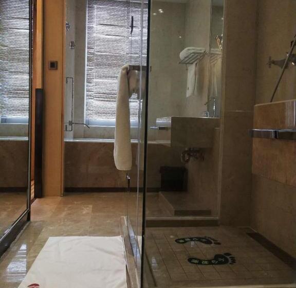 חדר סטנדרט מותאם לאדם עם מוגבלויות, Ramada Plaza Qiandeng Kunshan