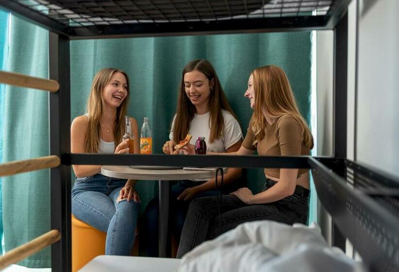 سرير فى غرفة مشتركه, a&o München Laim