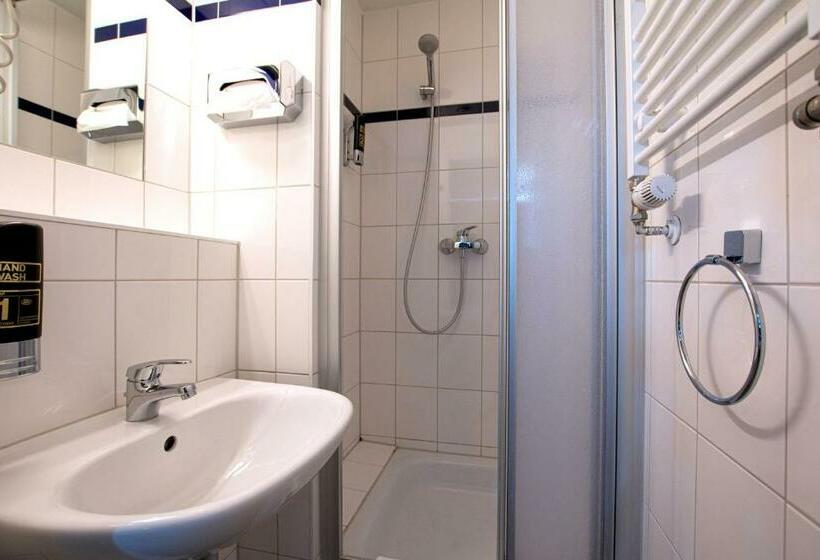 سرير فى غرفة مشتركه, a&o München Laim