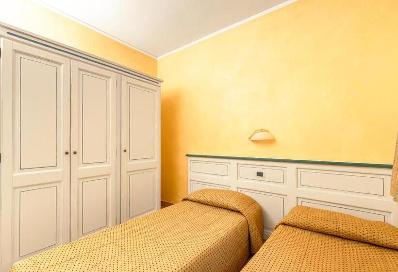 غرفة عائلية مطلّة علي البحر, Club Saraceno   Bovis Hotels