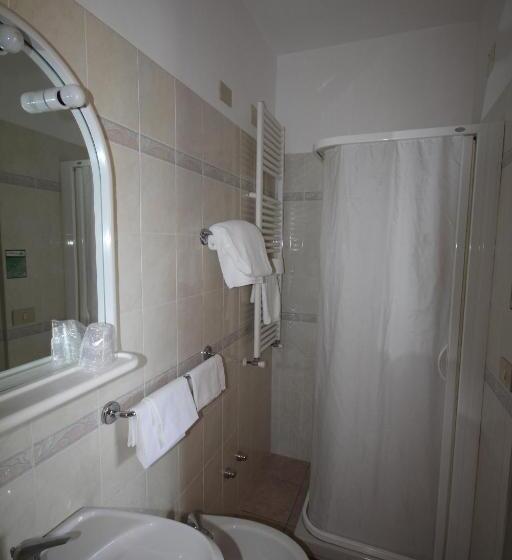 חדר סטנדרט לשלושה, Dei Tigli