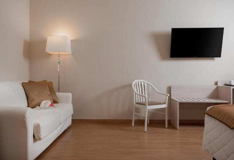 اتاق استاندارد سه نفره, Europa Grand