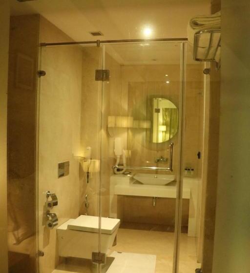 带大床的豪华间, Holiday Inn Chandigarh Panchkula, An Ihg