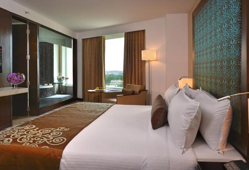 带大床的小型套房, Holiday Inn Chandigarh Panchkula, An Ihg