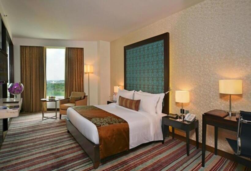 带大床的小型套房, Holiday Inn Chandigarh Panchkula, An Ihg