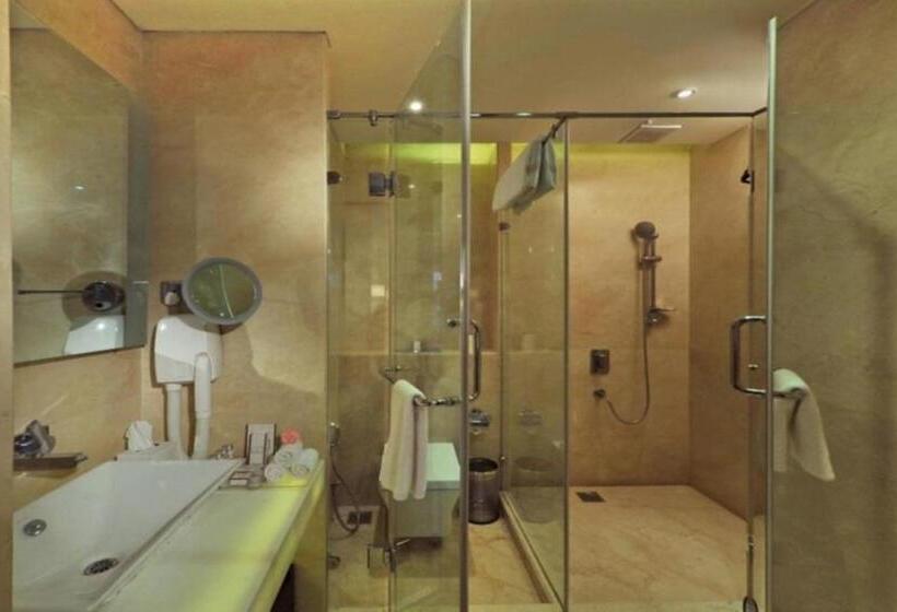 适合残疾人士使用的带超级大床的标准间, Holiday Inn Chandigarh Panchkula, An Ihg