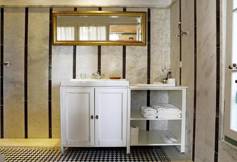 스탠다드 룸, Nisanyan