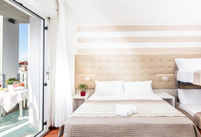 Standard Neljän Hengen Huone Parveke, Palace