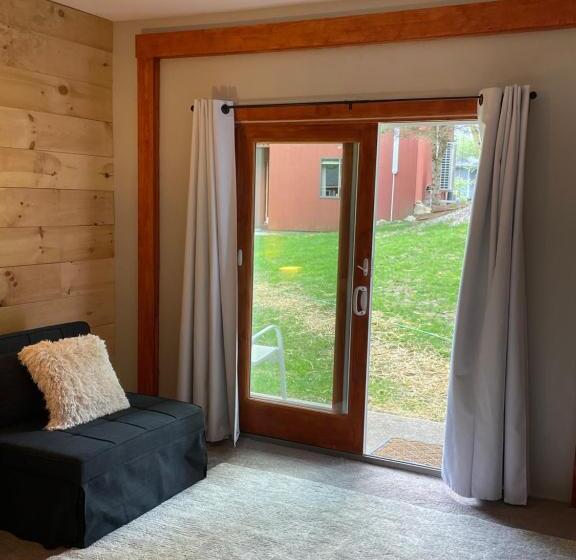 کلبه ییلاقی سوپریور یک خوابه, The Snowed Inn