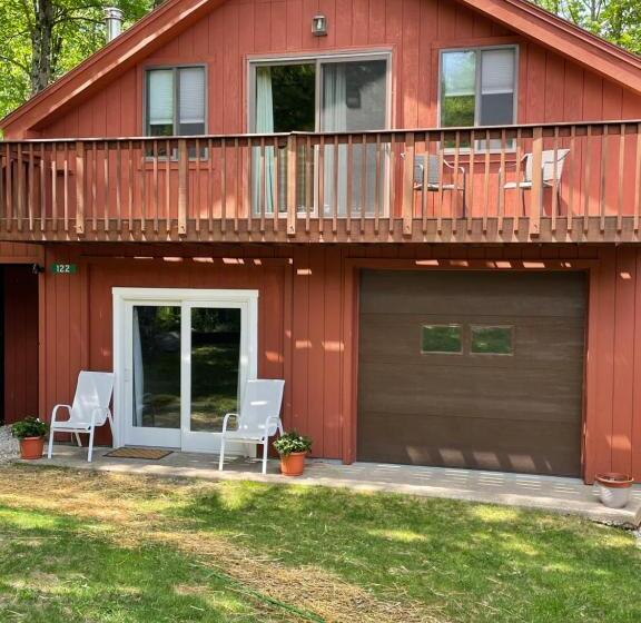 کلبه ییلاقی سوپریور یک خوابه, The Snowed Inn